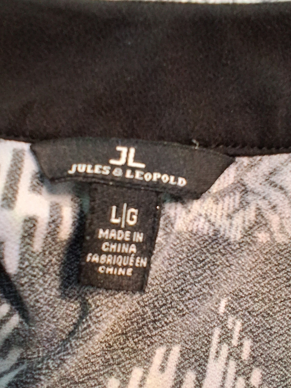 Jules & Leopold Geometric Black and White Patterned Keyhole Neck Top - Picture 3 of 3
